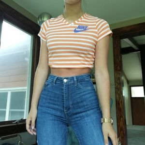 Beautiful striped nike t-shirt 🦋